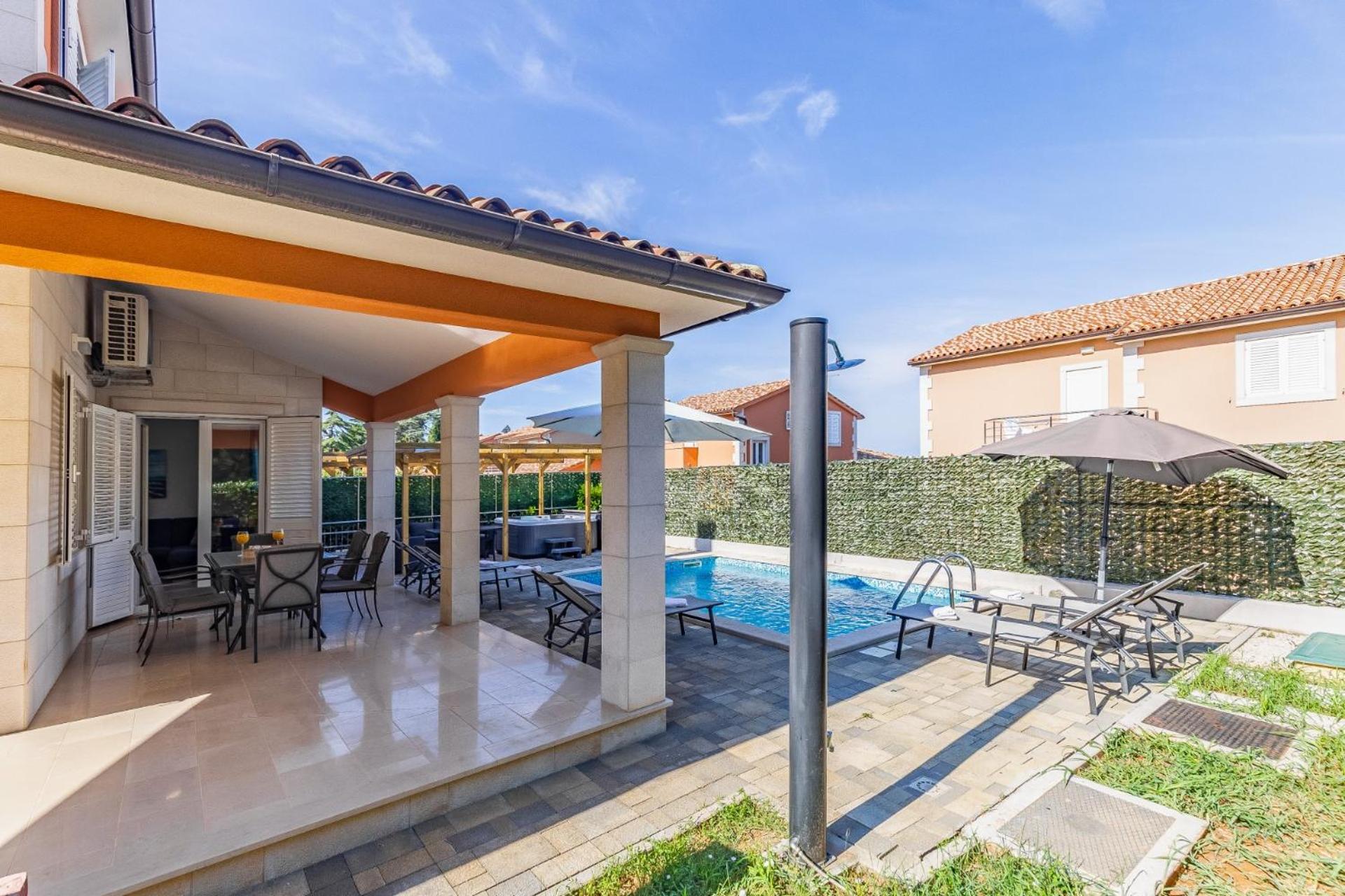 Villas Lotus With Pool And Jacuzzi بولا المظهر الخارجي الصورة